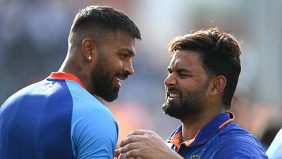 'पहले मैच तो क्लोज कर, फिर एंजॉय कर लेना', जब बीच मैच में पंड्या ने पंत को समझाया SportsTak Hindi