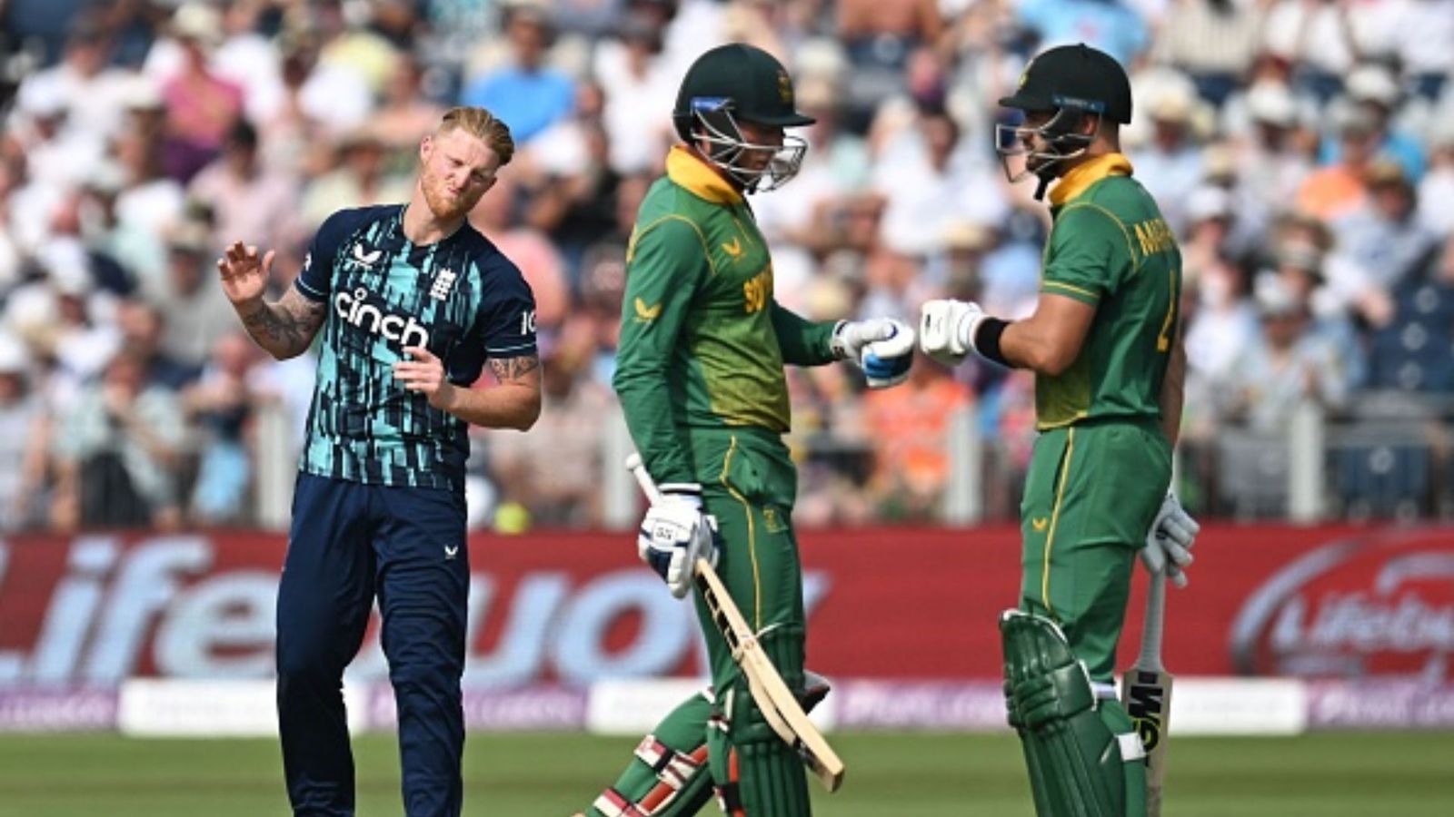 दक्षिण अफ्रीका का इंग्लैंड के खिलाफ कमाल, बिना छक्का लगाए टांगे 333 रन, बना रिकॉर्ड दक्षिण अफ्रीका का इंग्लैंड के खिलाफ कमाल, बिना छक्का लगाए टांगे 333 रन, बना रिकॉर्ड