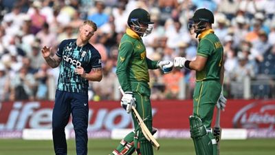 दक्षिण अफ्रीका का इंग्लैंड के खिलाफ कमाल, बिना छक्का लगाए टांगे 333 रन, बना रिकॉर्ड SportsTak Hindi