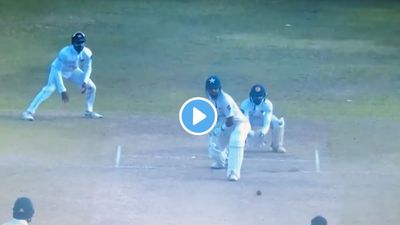 जयसूर्या की फिरकी पर बोल्ड होकर दंग रह गए बाबर आजम, कुछ भी पल्ले नहीं पड़ा, देखें Video SportsTak Hindi