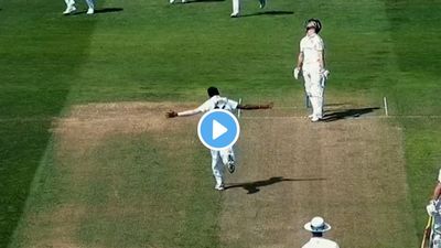 इंग्लैंड में चमका टीम इंडिया का नेट गेंदबाज, डेब्यू में 5 विकेट लेकर अंग्रेजों को किया चित, देखें Video SportsTak Hindi