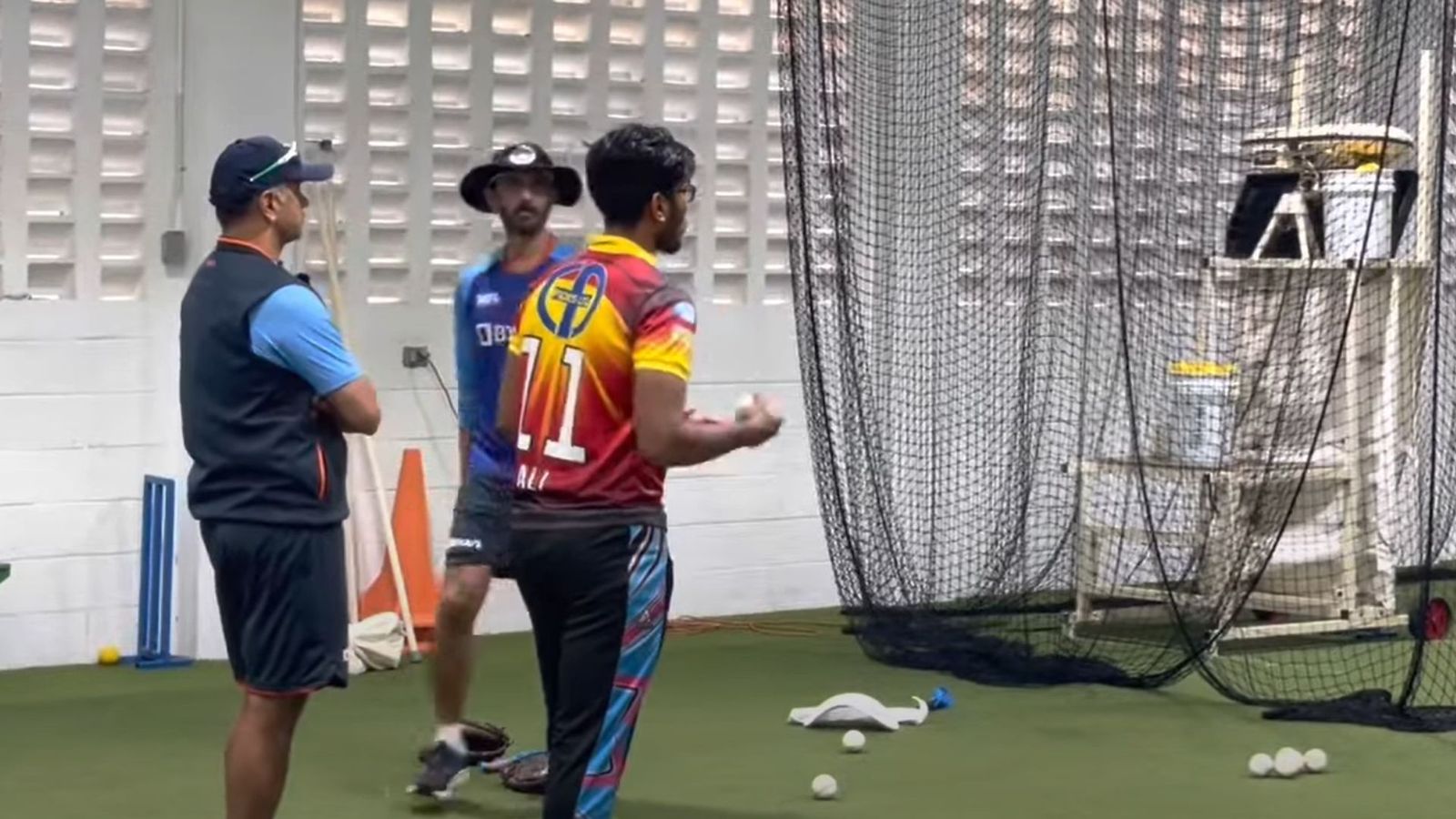 Ind vs WI : कौन है 20 साल का युवा गेंदबाज, जिसे द्रविड़ ने जडेजा की जगह टीम इंडिया की प्रैक्टिस में दिया मौका Ind vs WI : कौन है 20 साल का युवा गेंदबाज, जिसे द्रविड़ ने जडेजा की जगह टीम इंडिया की प्रैक्टिस में दिया मौका