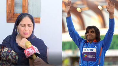 अमेरिका में 88.13 मीटर दूर नीरज ने फेंका भाला तो झूम उठा भारत, मां ने कहा - 'परिवार नहीं देश का है मेडल' SportsTak Hindi