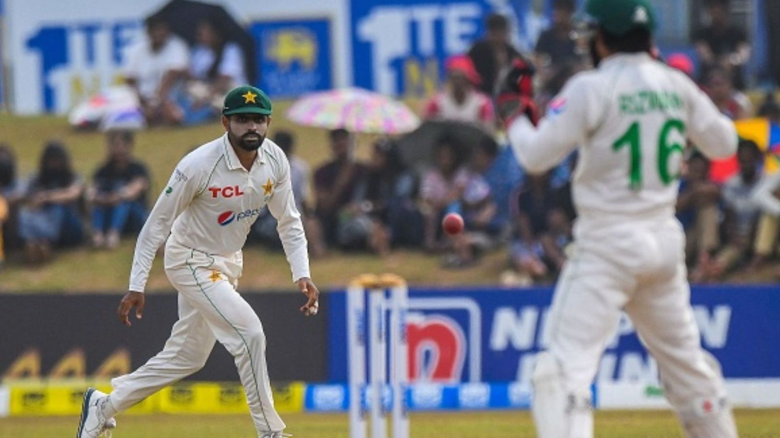 श्रीलंका के खिलाफ इस हरकत से बाबर आजम से नाराज हुए पाकिस्तानी फैंस, कहा- हारे तो तुम बनोगे वजह श्रीलंका के खिलाफ इस हरकत से बाबर आजम से नाराज हुए पाकिस्तानी फैंस, कहा- हारे तो तुम बनोगे वजह