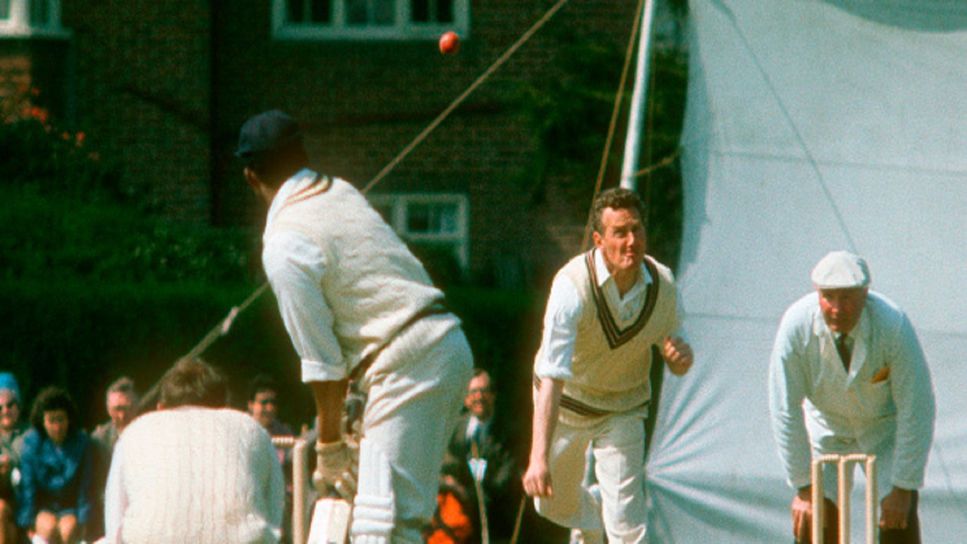 वनडे मैच में इस गेंदबाज ने दिखाया जादू, 8 ओवर फेंके और नहीं दिया एक भी रन 