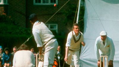 वनडे मैच में इस गेंदबाज ने दिखाया जादू, 8 ओवर फेंके और नहीं दिया एक भी रन SportsTak Hindi