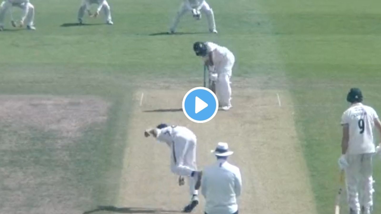 पाकिस्तानी गेंदबाज ने पहले झेला बैन, अब अपनी घातक यॉर्कर से बल्लेबाज को किया बैचेन, देखें Video पाकिस्तानी गेंदबाज ने पहले झेला बैन, अब अपनी घातक यॉर्कर से बल्लेबाज को किया बैचेन, देखें Video