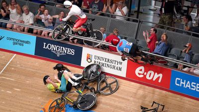 CWG 2022 में हुआ दर्दनाक हादसा, बुरी तरह आपस में टकराए साइक्लिस्ट, देखें VIDEO SportsTak Hindi