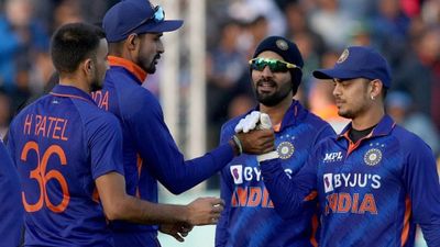 टीम इंडिया के स्टार खिलाड़ी को पसलियों में लगी चोट, वेस्ट इंडीज के खिलाफ दो मैचों से बाहर SportsTak Hindi