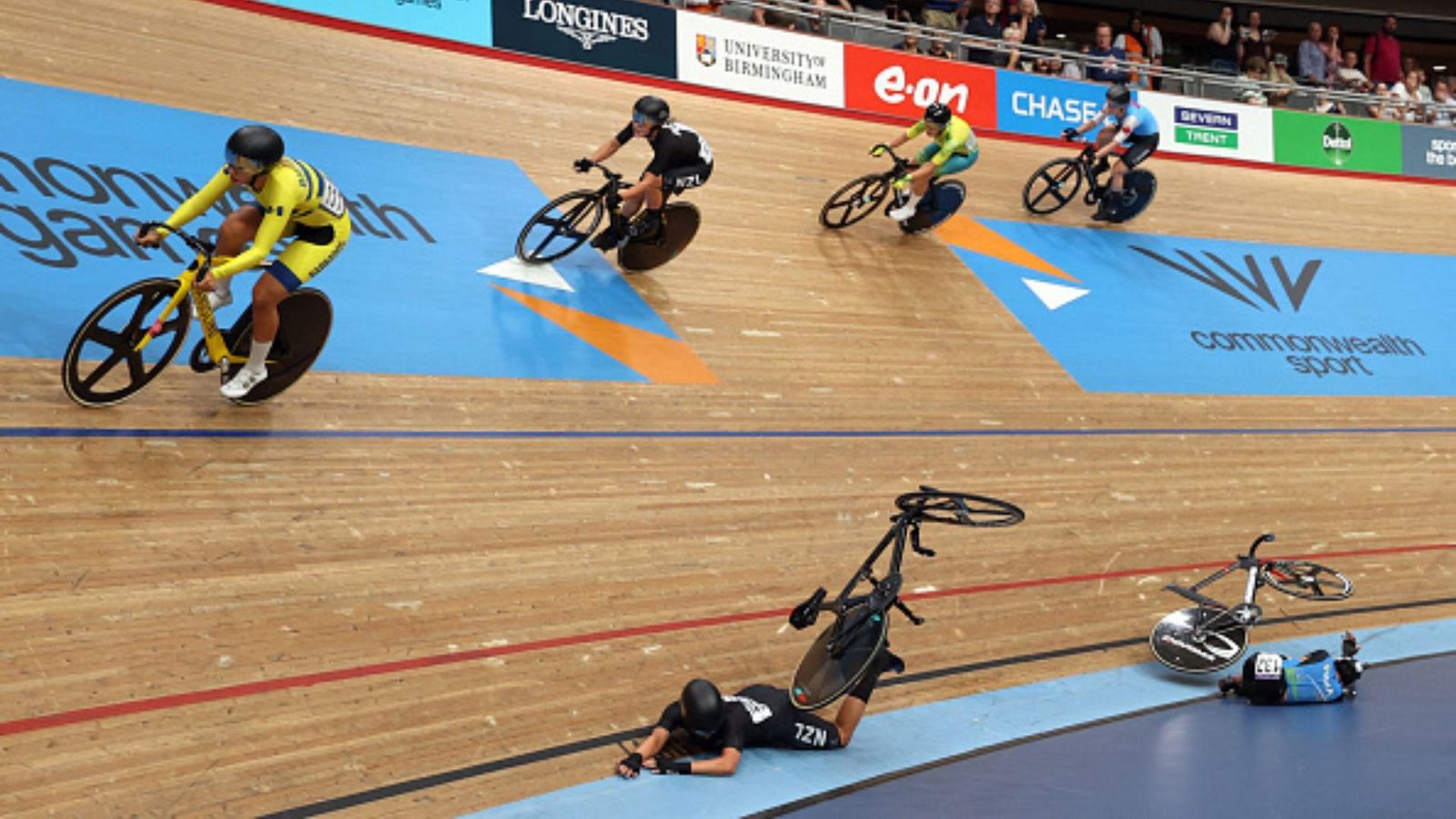 CWG 2022: भारतीय साइक्लिस्ट का गंभीर एक्सीडेंट, दूसरी खिलाड़ी की साइकिल ऊपर से निकली, देखिए Video CWG 2022: भारतीय साइक्लिस्ट का गंभीर एक्सीडेंट, दूसरी खिलाड़ी की साइकिल ऊपर से निकली, देखिए Video