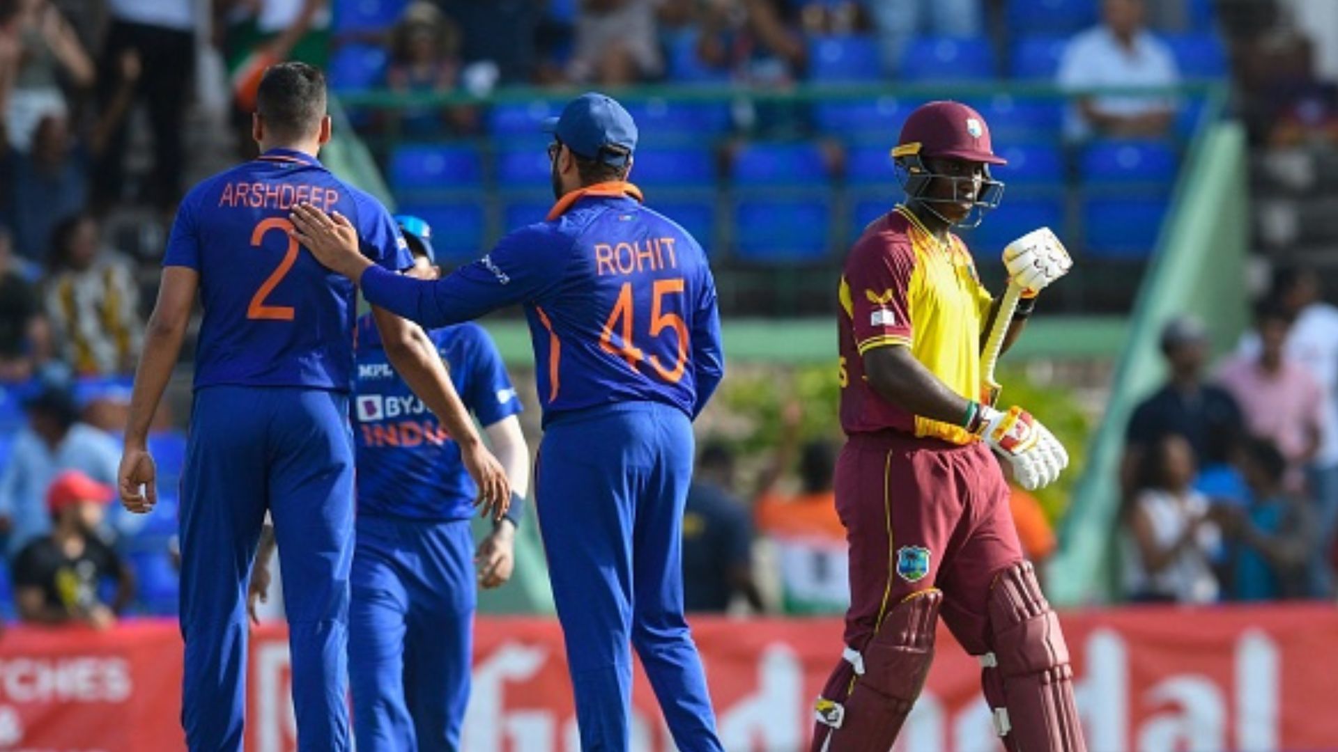 IND vs WI: फ्लोरिडा पहुंची वेस्टइंडीज की टीम वहीं भारतीय खिलाड़ियों को भी मिला वीजा, रोहित पर आई बड़ी अपडेट IND vs WI: फ्लोरिडा पहुंची वेस्टइंडीज की टीम वहीं भारतीय खिलाड़ियों को भी मिला वीजा, रोहित पर आई बड़ी अपडेट