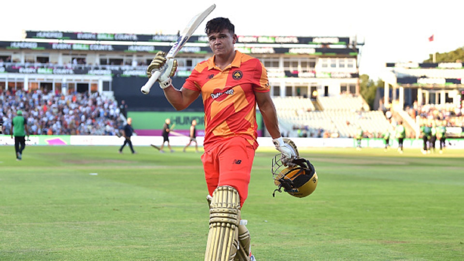 8 चौके, 6 छक्के से काटा बवाल, 100 गेदों के मैच में शतक जड़ 20 साल के बल्लेबाज ने रचा इतिहास 