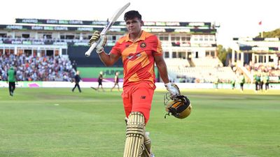 8 चौके, 6 छक्के से काटा बवाल, 100 गेदों के मैच में शतक जड़ 20 साल के बल्लेबाज ने रचा इतिहास SportsTak Hindi