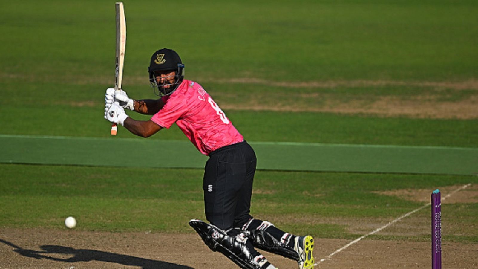 इंग्लैंड में गरजा पुजारा का बल्ला, 6 गेंदों में पहले कूटे 22 रन फिर शतक जड़कर लूटा मेला इंग्लैंड में गरजा पुजारा का बल्ला, 6 गेंदों में पहले कूटे 22 रन फिर शतक जड़कर लूटा मेला