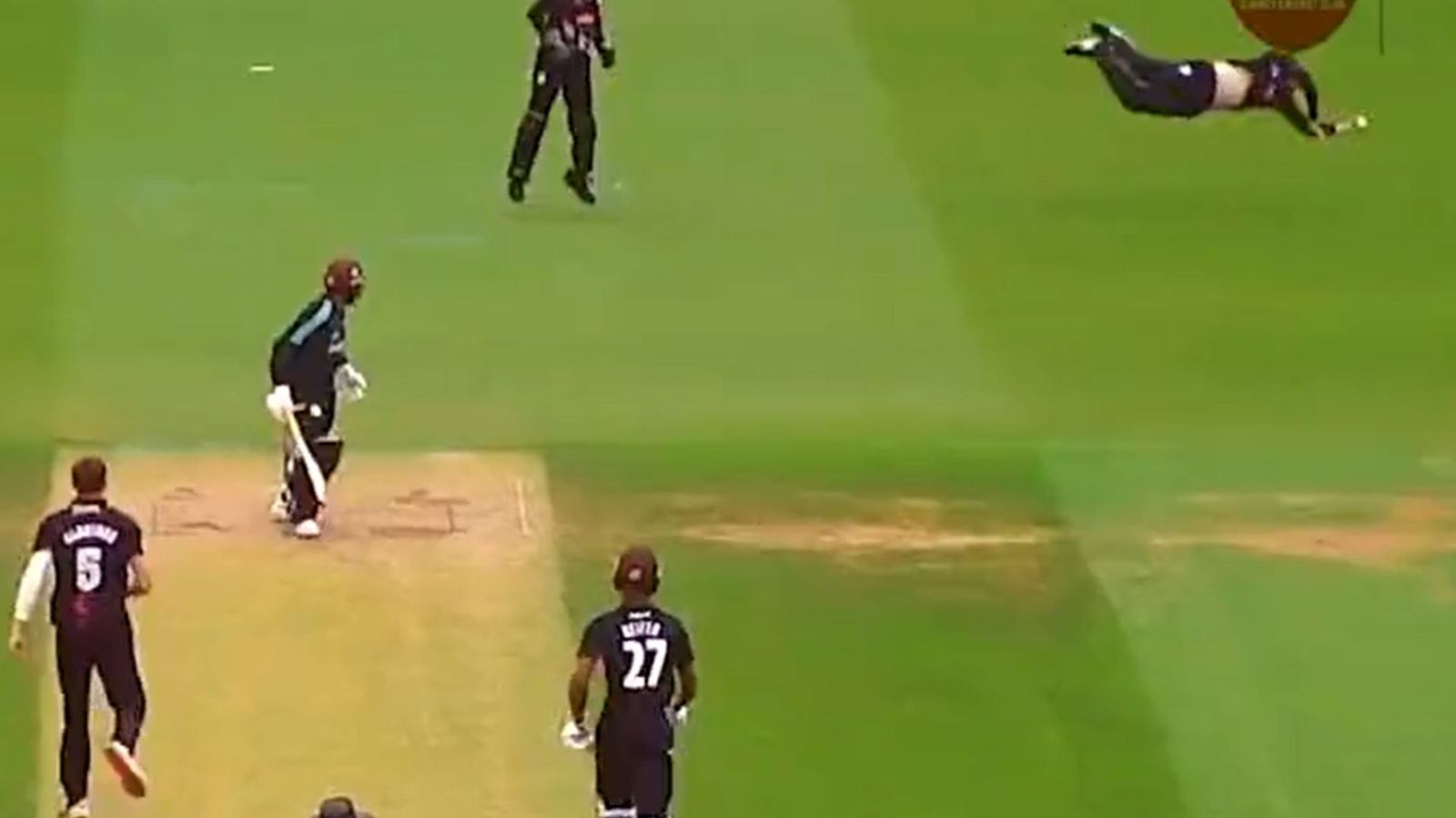 क्रिकेट के मैदान में 'सुपरमैन' बन एक हाथ से लपका अद्भुत कैच, 16 सेकेंड का वीडियो हुआ वायरल क्रिकेट के मैदान में 'सुपरमैन' बन एक हाथ से लपका अद्भुत कैच, 16 सेकेंड का वीडियो हुआ वायरल