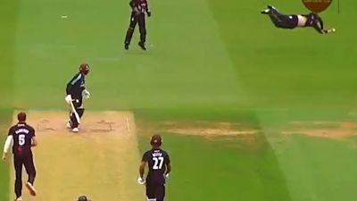 क्रिकेट के मैदान में 'सुपरमैन' बन एक हाथ से लपका अद्भुत कैच, 16 सेकेंड का वीडियो हुआ वायरल SportsTak Hindi