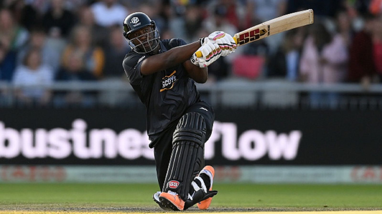 KKR के तूफानी बल्लेबाज का इंग्लैंड में गरजा बल्ला, 23 गेंदों में 64 रन ठोक लूटी महफ़िल KKR के तूफानी बल्लेबाज का इंग्लैंड में गरजा बल्ला, 23 गेंदों में 64 रन ठोक लूटी महफ़िल