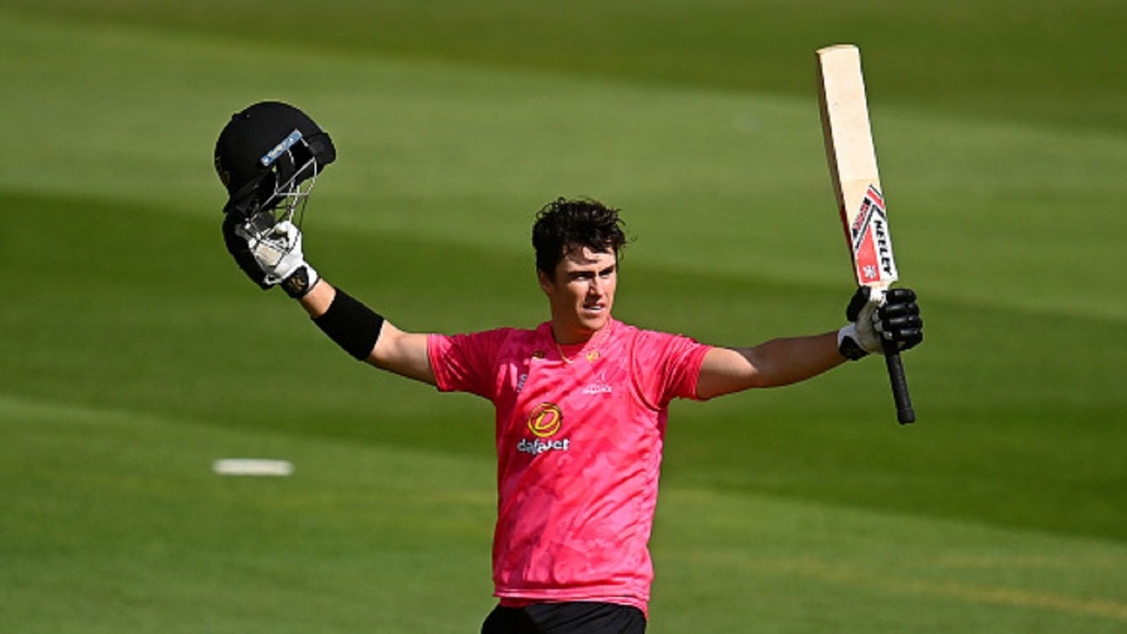 पुजारा के साथी ने वनडे कप में ठोका दोहरा शतक, 11 छक्के और 18 चौके जड़कर 201 रनों से दिलाई जीत पुजारा के साथी ने वनडे कप में ठोका दोहरा शतक, 11 छक्के और 18 चौके जड़कर 201 रनों से दिलाई जीत