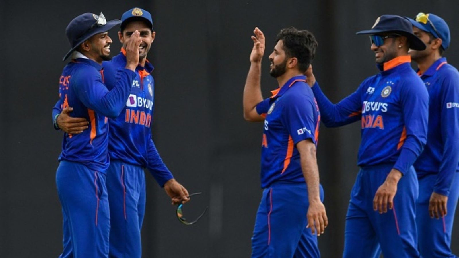 भारत ने जिम्बाब्वे को लगातार 14वें वनडे में धूल चटाई, 5 विकेट से जीतकर सीरीज पर किया कब्जा भारत ने जिम्बाब्वे को लगातार 14वें वनडे में धूल चटाई, 5 विकेट से जीतकर सीरीज पर किया कब्जा