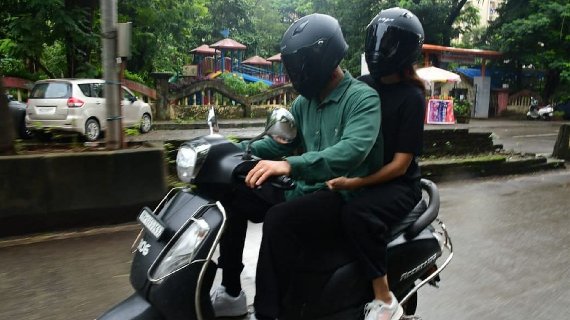 मुंबई की सड़कों पर स्कूटी राइड पर निकले विराट- अनुष्का, इस अंदाज में आए नजर
