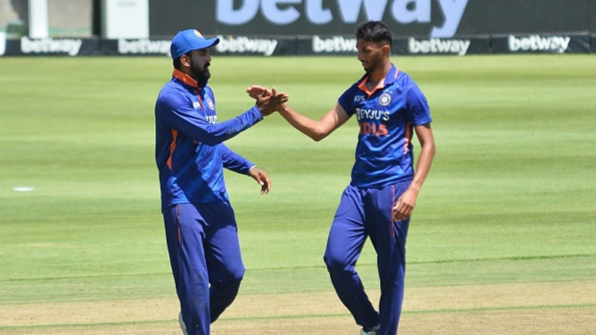 Ind vs Zim: केएल राहुल की युवा सेना ने तोड़ डाला पाकिस्तान का ये सबसे बड़ा रिकॉर्ड, 1990 के बाद हुआ ऐसा Ind vs Zim: केएल राहुल की युवा सेना ने तोड़ डाला पाकिस्तान का ये सबसे बड़ा रिकॉर्ड, 1990 के बाद हुआ ऐसा