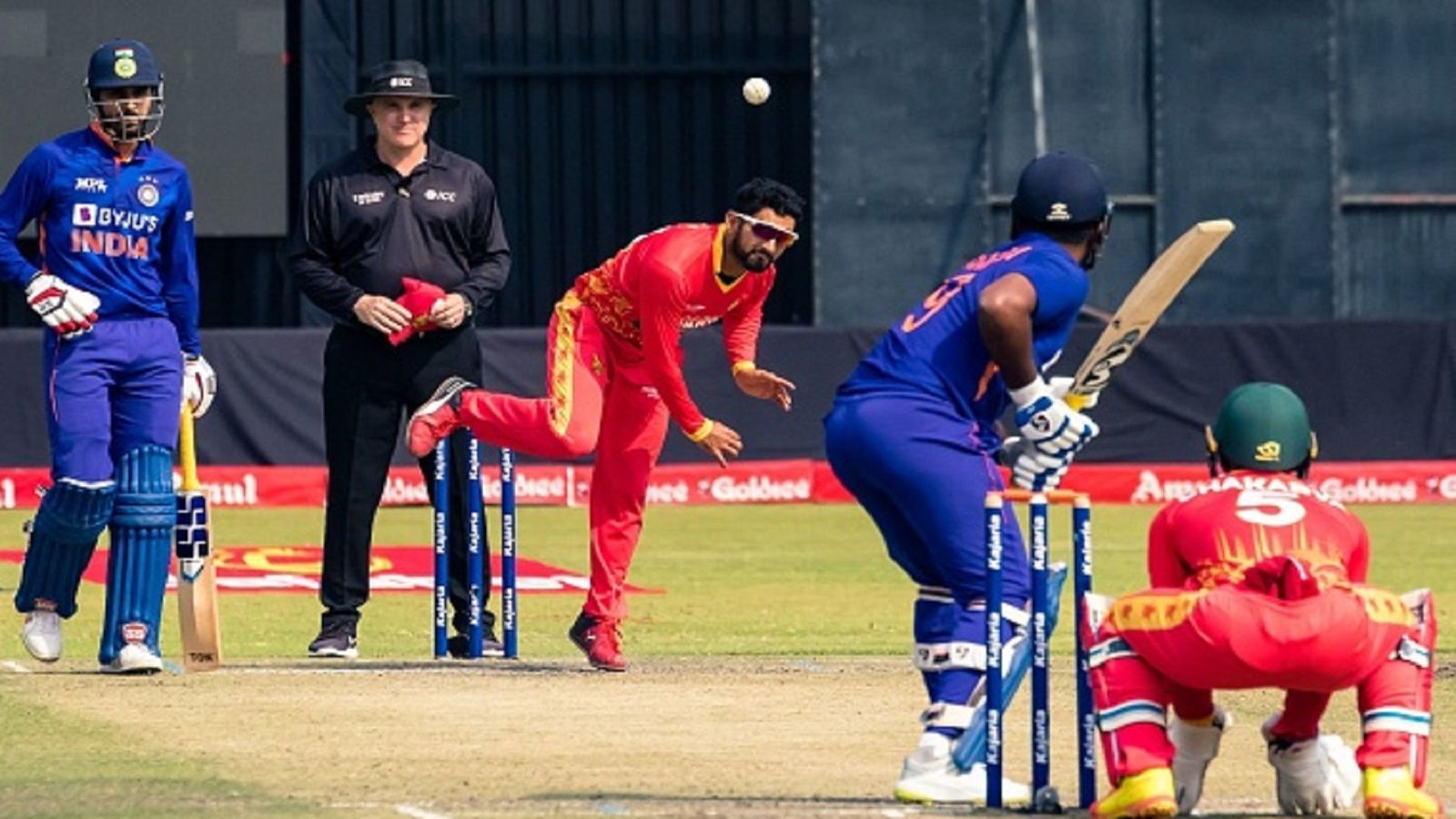 भारत को जीत के लिए चाहिए था 1 रन, संजू-संजू के नारों के बीच हुआ कुछ ऐसा कि Video हो गया वायरल भारत को जीत के लिए चाहिए था 1 रन, संजू-संजू के नारों के बीच हुआ कुछ ऐसा कि Video हो गया वायरल