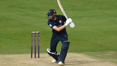 रनों का बादशाह बना ये बल्लेबाज, 3 मैचों में ठोके 463 रन और बनाए दो वर्ल्ड रिकॉर्ड, 2 देशों का है नागरिक SportsTak Hindi