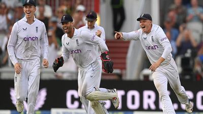 ENG vs SA : तीन दिन में इंग्लैंड ने साउथ अफ्रीका किया काम तमाम, एक पारी और 85 रन से दर्ज की बड़ी जीत  SportsTak Hindi