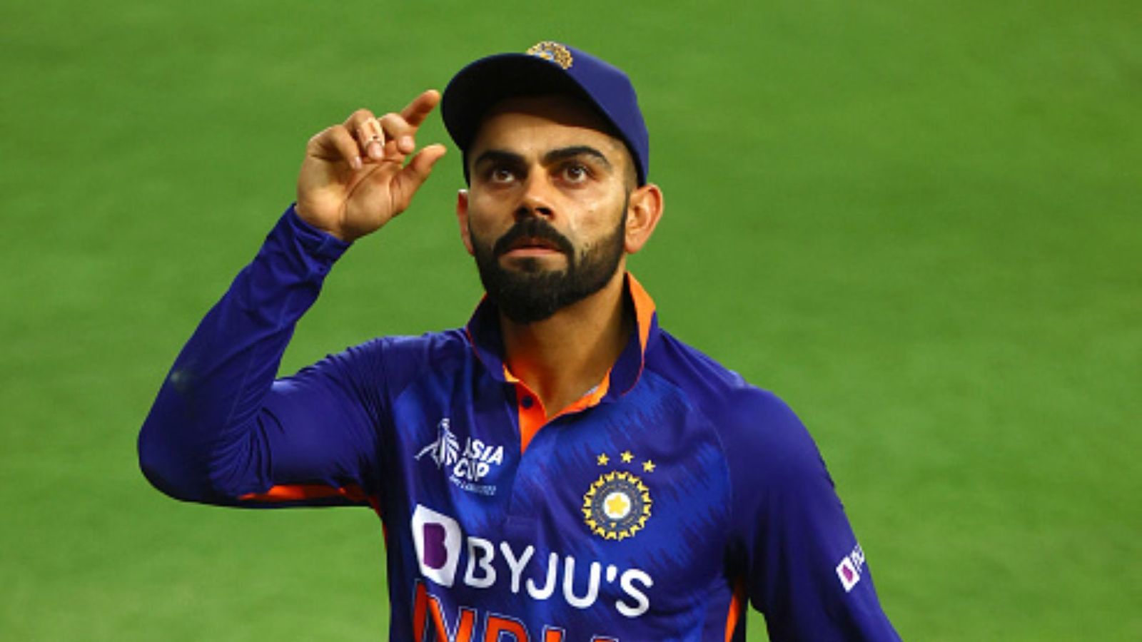 IND vs PAK: विराट कोहली से मिलने आया धाकड़ पाकिस्तानी बॉलर, मिला ये खास गिफ्ट IND vs PAK: विराट कोहली से मिलने आया धाकड़ पाकिस्तानी बॉलर, मिला ये खास गिफ्ट