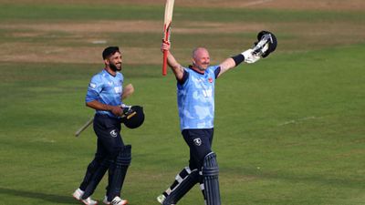 46 साल के खिलाड़ी का आया तूफान, बॉलिंग में बना कंजूस, बैटिंग में ठोके ताबड़तोड़ 84 रन, शान से जीती टीम SportsTak Hindi