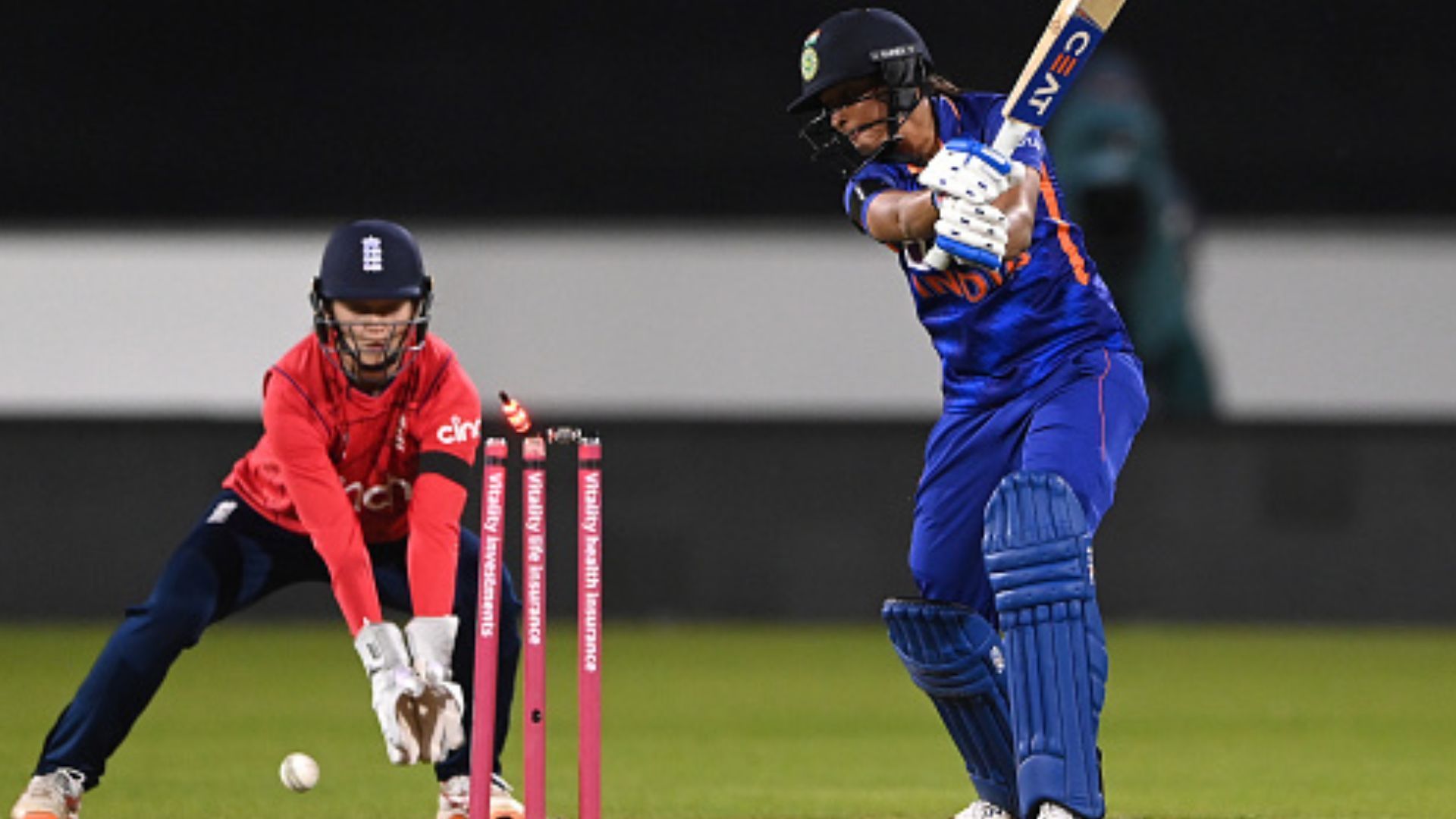 गीले मैदान पर भारत को इंग्लैंड ने 9 विकेट से धोया, हरमनप्रीत ने आपा खोया, सुनाई खरी-खोटी 