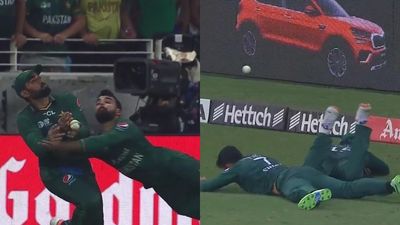 पाकिस्तानी फील्डिंग का बना मजाक! आपस में टकराए खिलाड़ी, छक्के के लिए गया कैच, देखिए वीडियो SportsTak Hindi