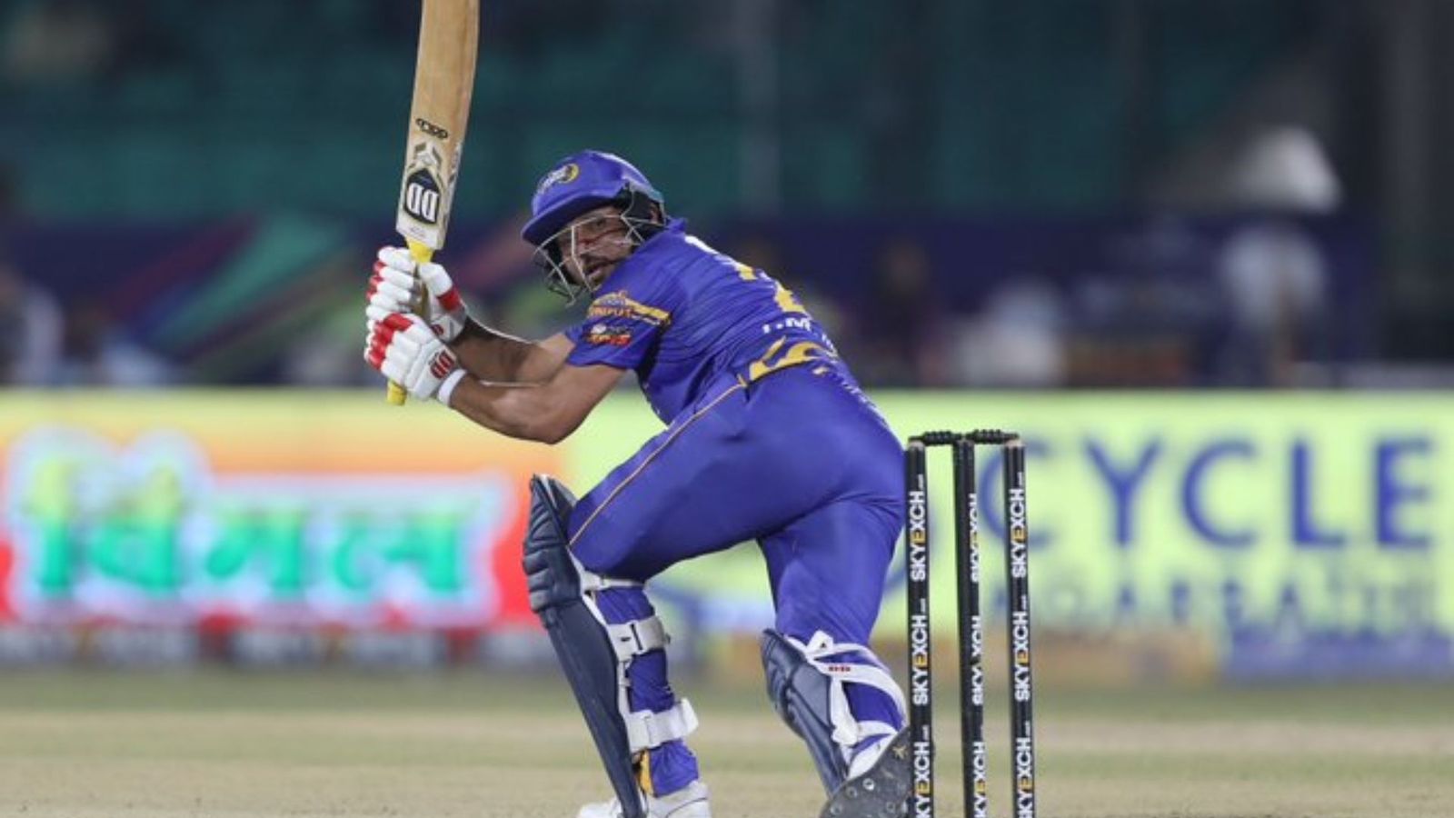 दिलशान ने 45 की उम्र में ठोका तूफानी शतक, ऑस्ट्रेलियाई बॉलर्स को जमकर पीटा, चौके-छक्कों से धुने 80 रन दिलशान ने 45 की उम्र में ठोका तूफानी शतक, ऑस्ट्रेलियाई बॉलर्स को जमकर पीटा, चौके-छक्कों से धुने 80 रन