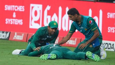'माफ कर दो, इस हार का मैं जिम्मेदार हूं', फाइनल में खराब फील्डिंग के बाद पाकिस्तानी खिलाड़ी का बड़ा बयान SportsTak Hindi