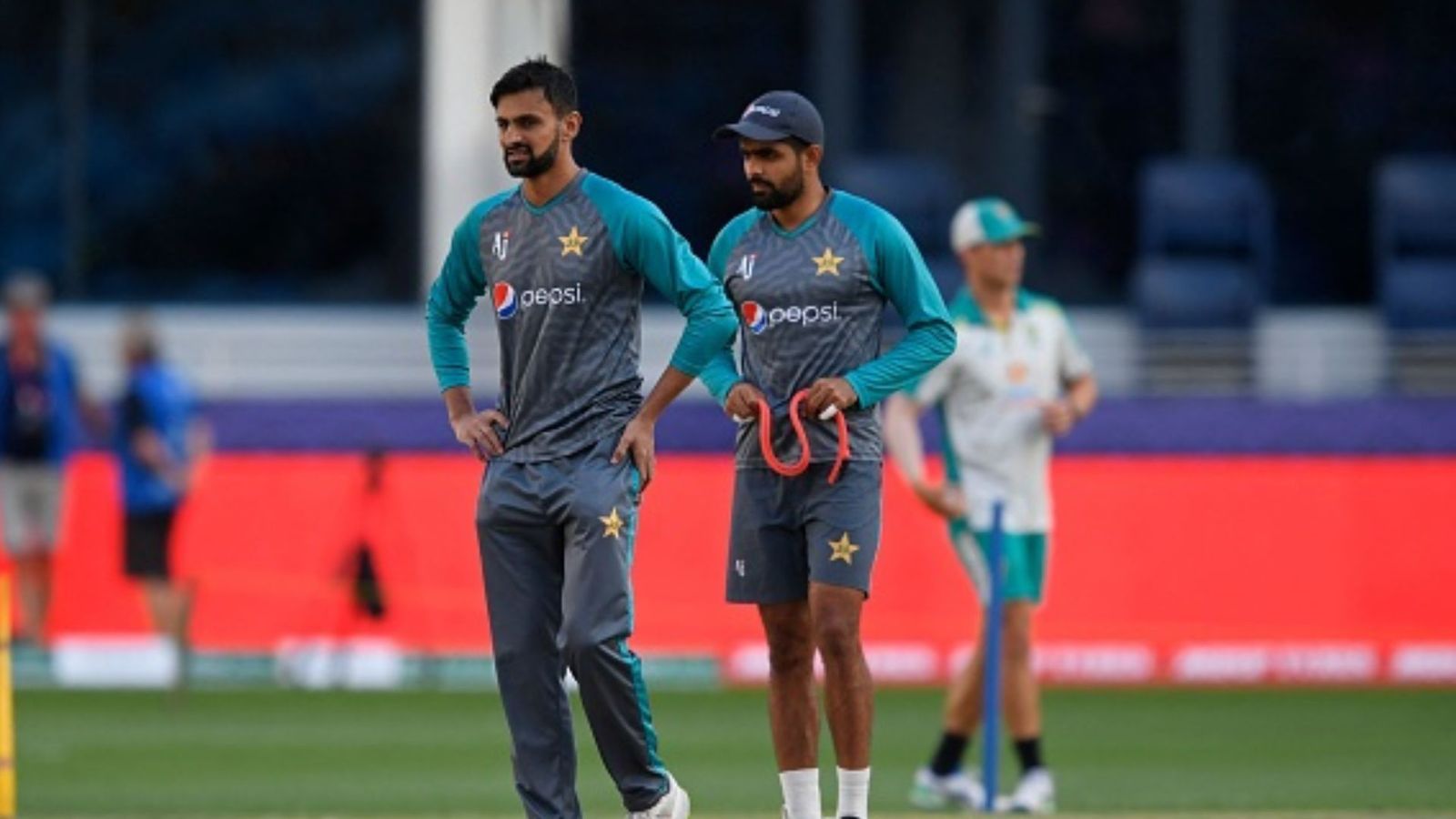 पाकिस्तान की हार पर शोएब मलिक का अजीबो- गरीब ट्वीट, अकमल बोले- उस्ताद जी, 'इतना ईमानदार मत बनो' पाकिस्तान की हार पर शोएब मलिक का अजीबो- गरीब ट्वीट, अकमल बोले- उस्ताद जी, 'इतना ईमानदार मत बनो'