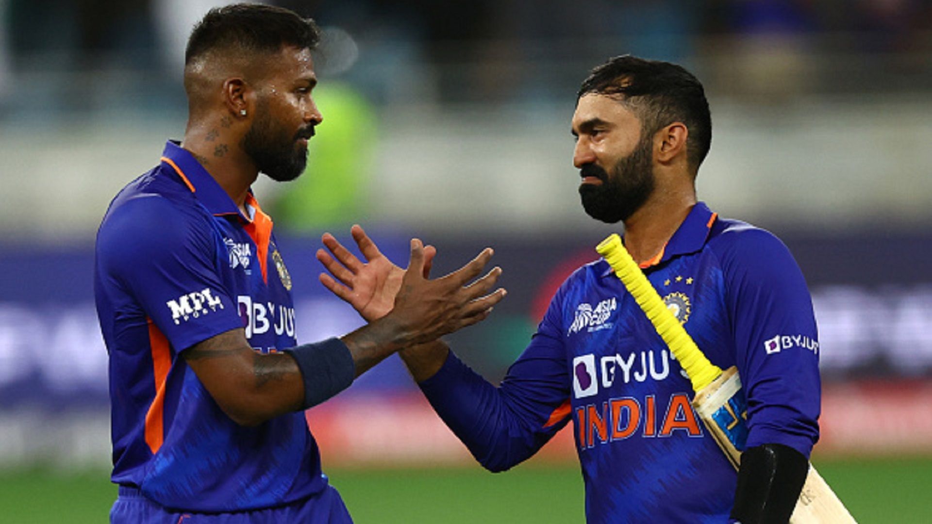 कमेंट्री माइक छोड़ उठाया बल्ला, 15 साल में फिर बना टी20 वर्ल्ड कप का हिस्सा, कार्तिक के जज्बे को हार्दिक का सलाम 