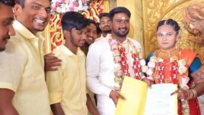 क्रिकेट खेलने को लेकर दूल्हे ने दुल्हन से कराया कॉन्ट्रैक्ट साइन, कहा- हफ्ते में खेलने के लिए चाहिए इतने दिन SportsTak Hindi