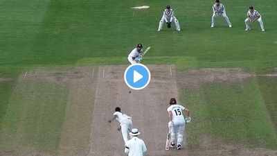 'भारत-पाक' जंग में सिराज ने मारा मैदान, एक मैच में दो बार इंजमाम के भतीजे को किया ढेर, देखें Video SportsTak Hindi