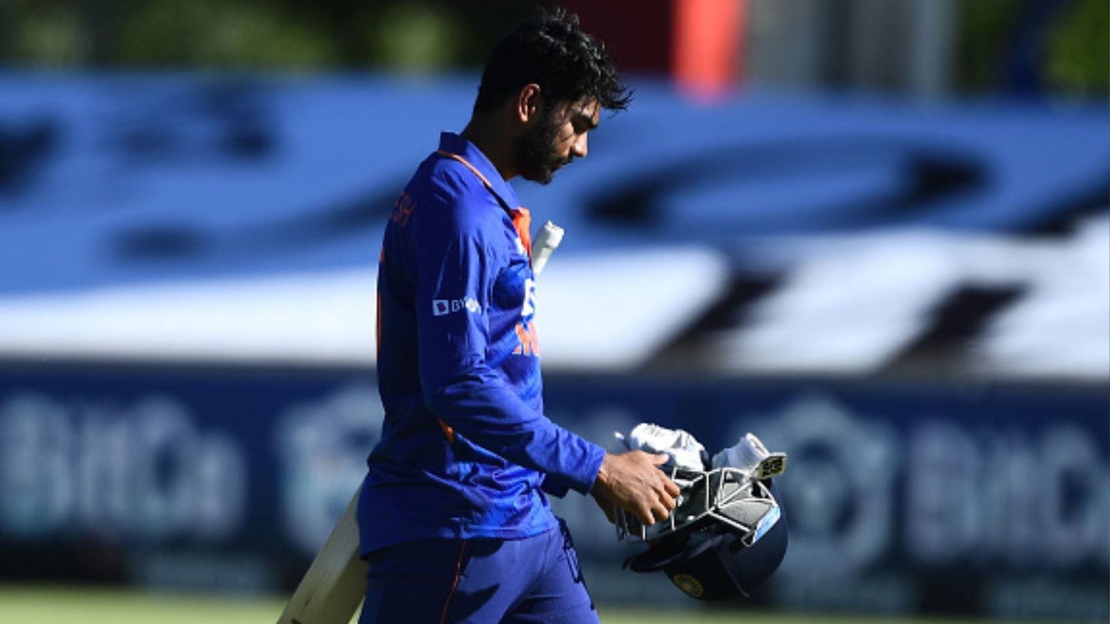 रहाणे की टीम के खिलाड़ी ने अय्यर के सिर पर मारा थ्रो, बीच मैदान आई एम्बुलेंस, बाल-बाल बची जान! रहाणे की टीम के खिलाड़ी ने अय्यर के सिर पर मारा थ्रो, बीच मैदान आई एम्बुलेंस, बाल-बाल बची जान!