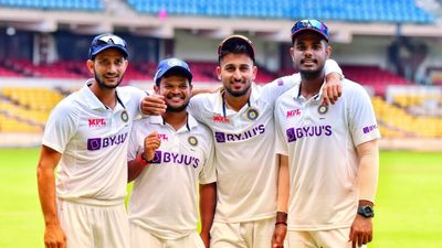 फिरकी के आगे बिखरा न्यूजीलैंड, 24 रन में गंवाए 5 विकेट, टीम इंडिया ने कसा शिकंजा SportsTak Hindi