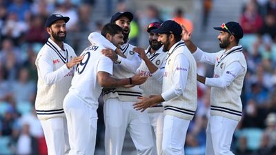 इंग्लैंड से चोटिल होकर लौटा ये भारतीय तेज गेंदबाज, बेंगलुरु में होगा इलाज  SportsTak Hindi