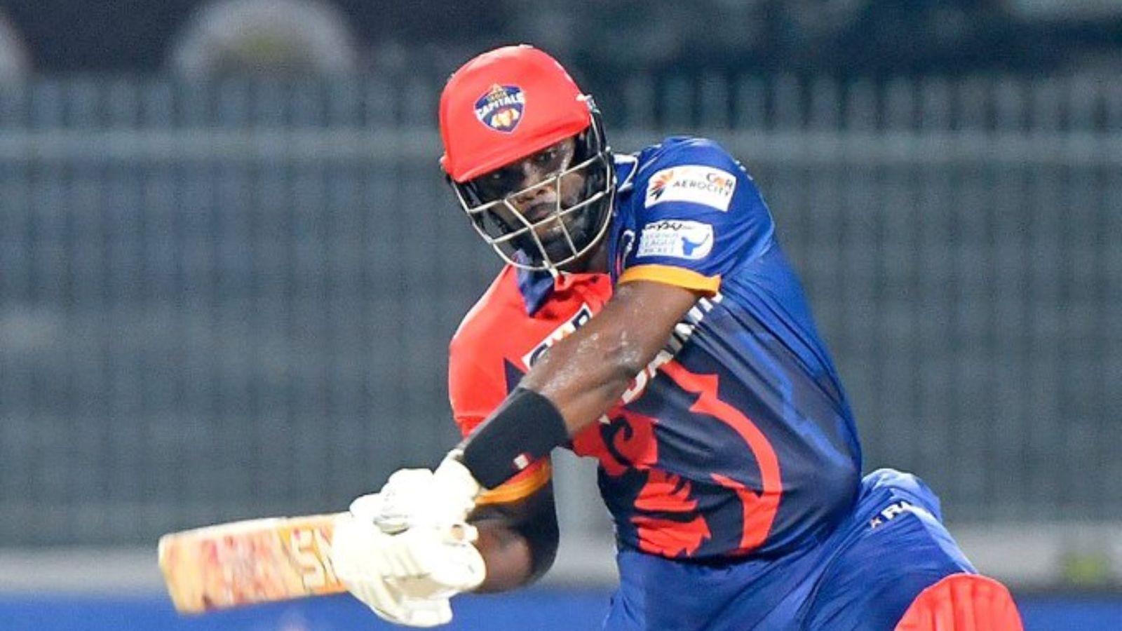 बॉलर ने सहवाग की टीम को धुना, छठे नंबर पर उतरकर ठोका तूफानी शतक, चौकों से ज्यादा लगे छक्के बॉलर ने सहवाग की टीम को धुना, छठे नंबर पर उतरकर ठोका तूफानी शतक, चौकों से ज्यादा लगे छक्के