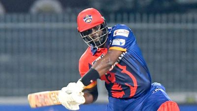 बॉलर ने सहवाग की टीम को धुना, छठे नंबर पर उतरकर ठोका तूफानी शतक, चौकों से ज्यादा लगे छक्के SportsTak Hindi