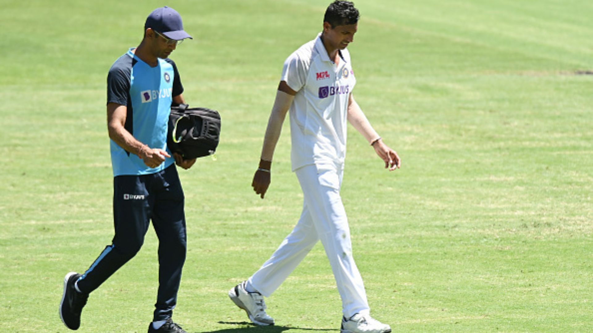 टीम इंडिया के तेज गेंदबाज को लगी चोट, बीच में छोड़ा मैच, एनसीए में कराएंगे इलाज SportsTak Hindi