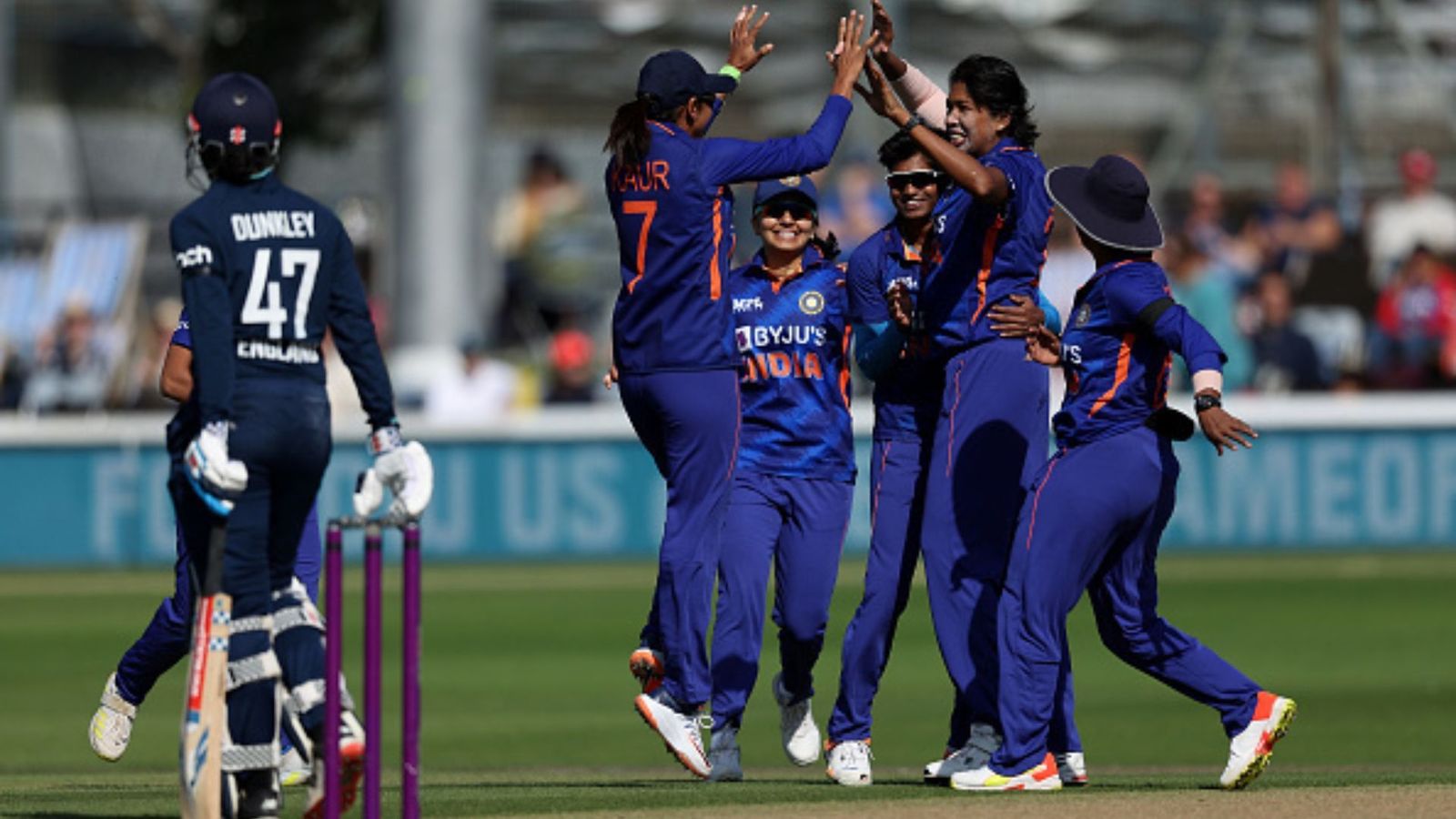 टीम इंडिया के बेजोड़ खेल के आगे हारी इंग्लिश टीम, झूलन की बॉलिंग और स्मृति, यस्तिका और हरमनप्रीत ने जमाया रंग टीम इंडिया के बेजोड़ खेल के आगे हारी इंग्लिश टीम, झूलन की बॉलिंग और स्मृति, यस्तिका और हरमनप्रीत ने जमाया रंग