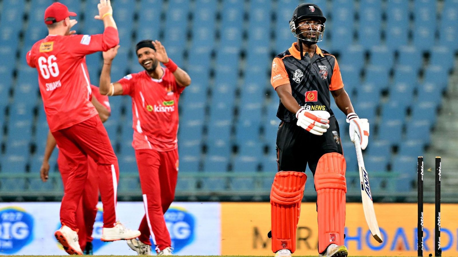 LLC 2022: सहवाग की टीम को 120 रन का पीछा करने में आया जोर, 2 विकेट से हारी हरभजन की सेना LLC 2022: सहवाग की टीम को 120 रन का पीछा करने में आया जोर, 2 विकेट से हारी हरभजन की सेना