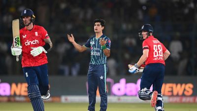 PAK vs ENG: 3 साल बाद टीम में वापसी करने वाले बल्लेबाज का धूम- धड़ाका वहीं डेब्यू में छाए वुड, 6 विकेट से जीते अंग्रेज SportsTak Hindi