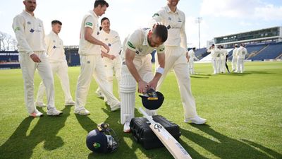 30 साल के बल्लेबाज ने ठोका रिकॉर्डतोड़ तिहरा शतक, डेढ़ दिन तक की बैटिंग, बरसाए 40 चौके-4 छक्के SportsTak Hindi