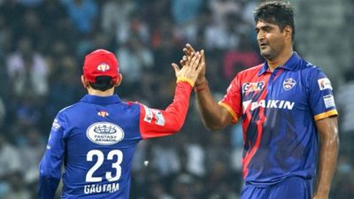 गंभीर की टीम के आगे नहीं चले पठान के धुरंधर, 20 ओवर खेलने से पहले ही किया सरेंडर, मिली करारी शिकस्त SportsTak Hindi