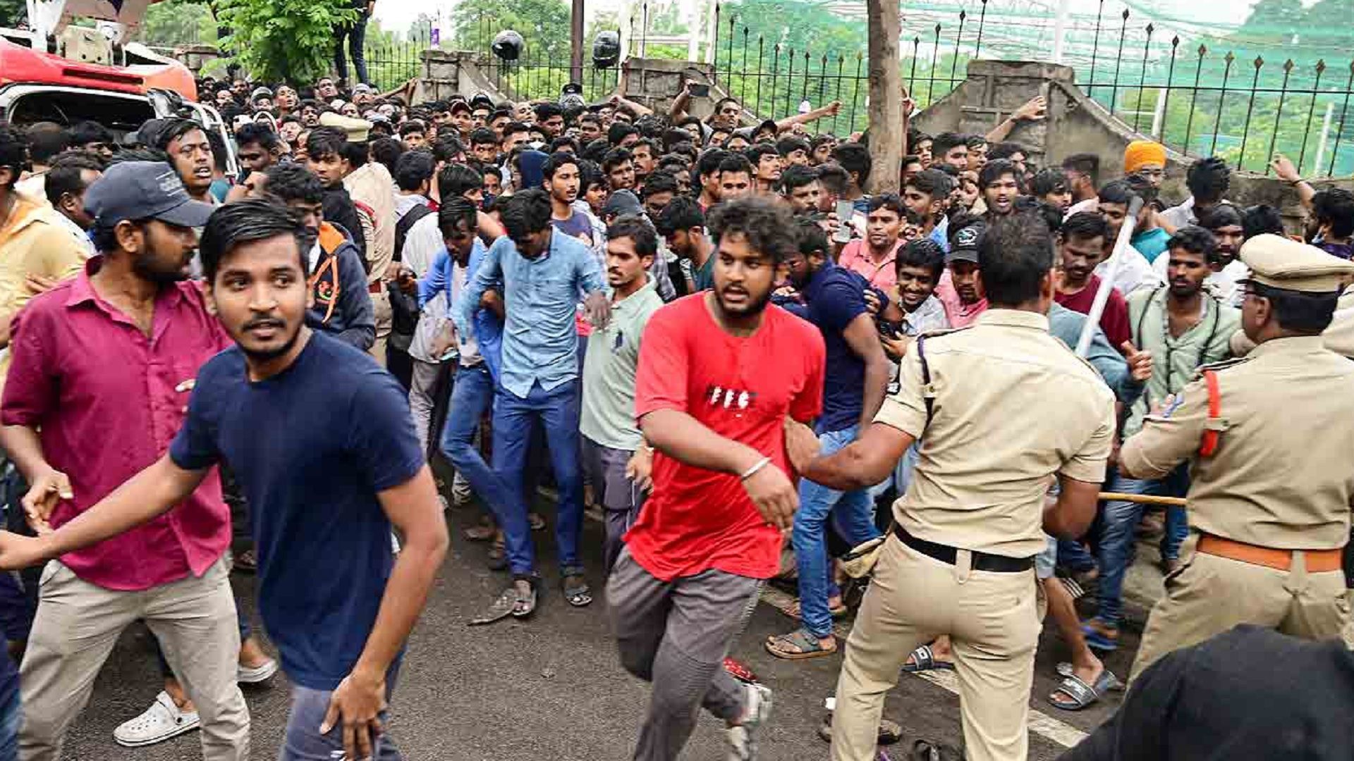 Ind vs Aus : T20I मैच की टिकट पाने को लेकर धक्का-मुक्की से कई फैंस हुए घायल, Video हुआ वायरल 